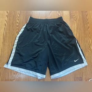 Nike men’s basketball shorts L